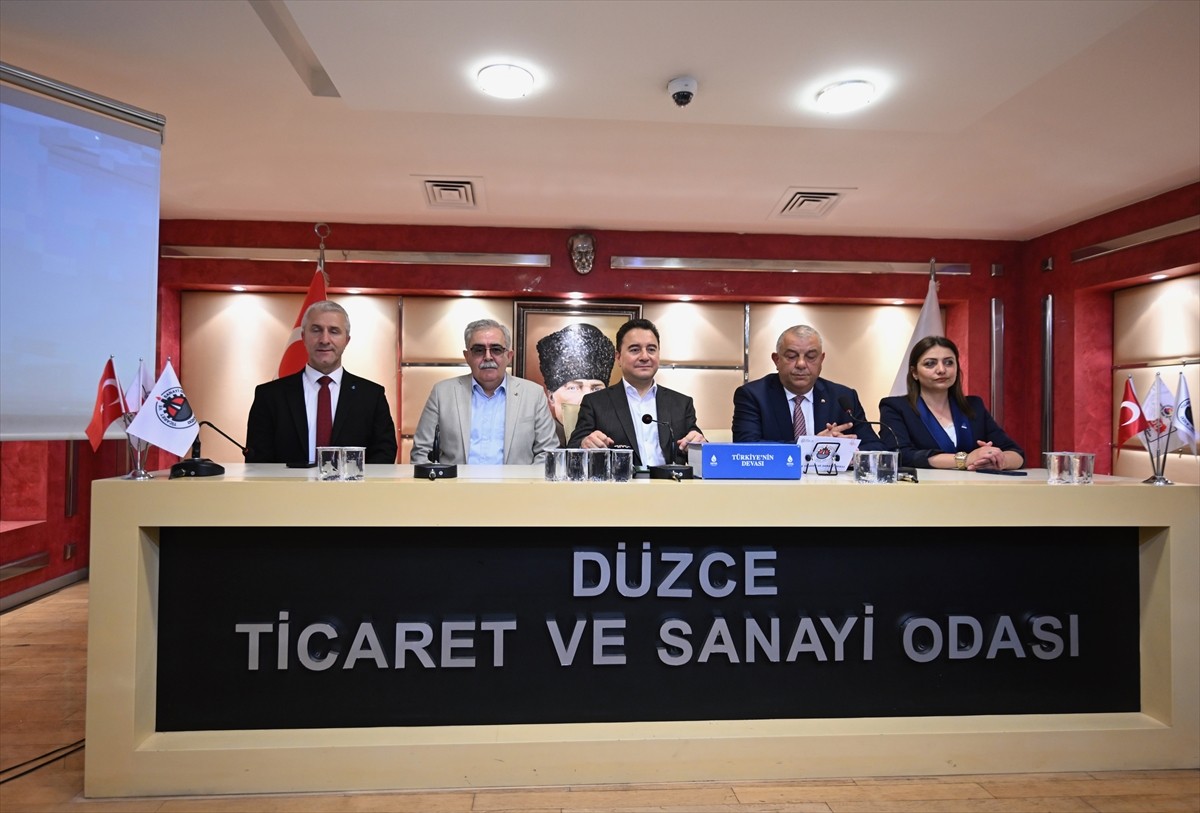 DEVA Partisi Genel Başkanı Ali Babacan (ortada), Düzce'de çeşitli ziyaretler gerçekleştirdi. Düzce...