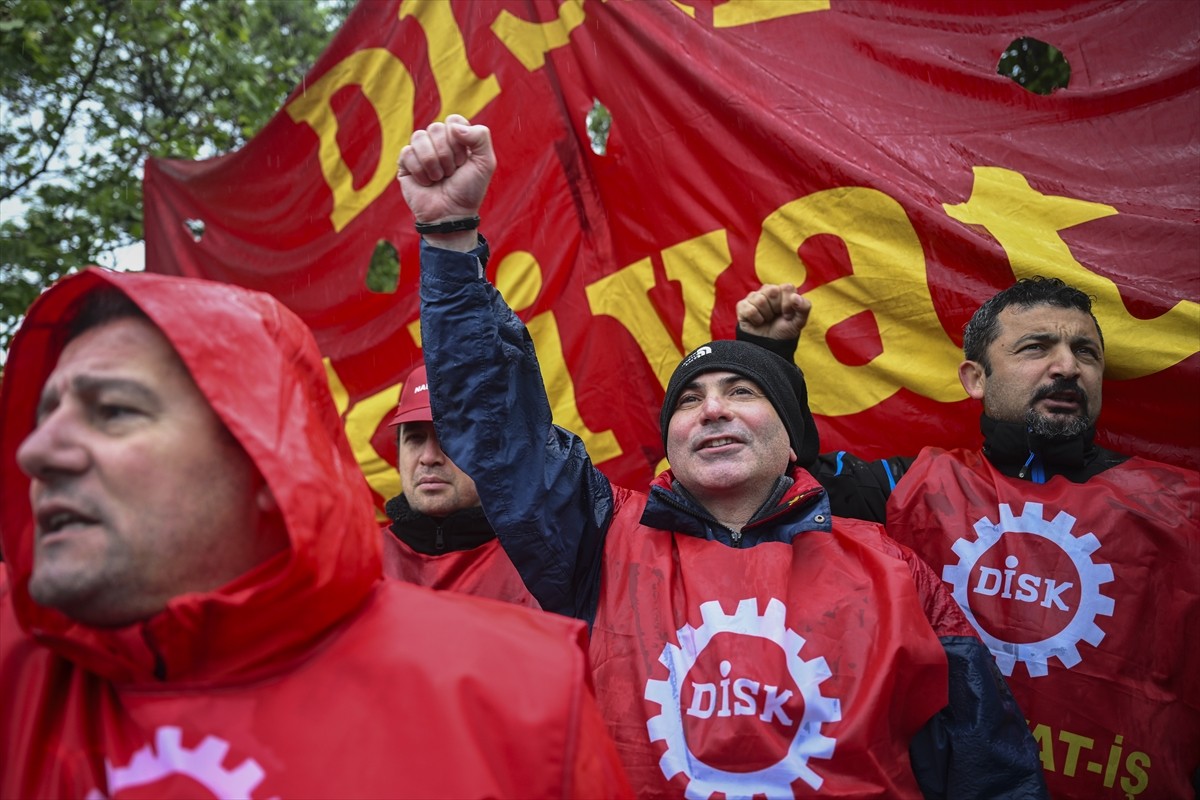 Devrimci İşçi Sendikaları Konfederasyonuna (DİSK) bağlı Nakliyat-İş Sendikası üyeleri, 1 Mayıs...