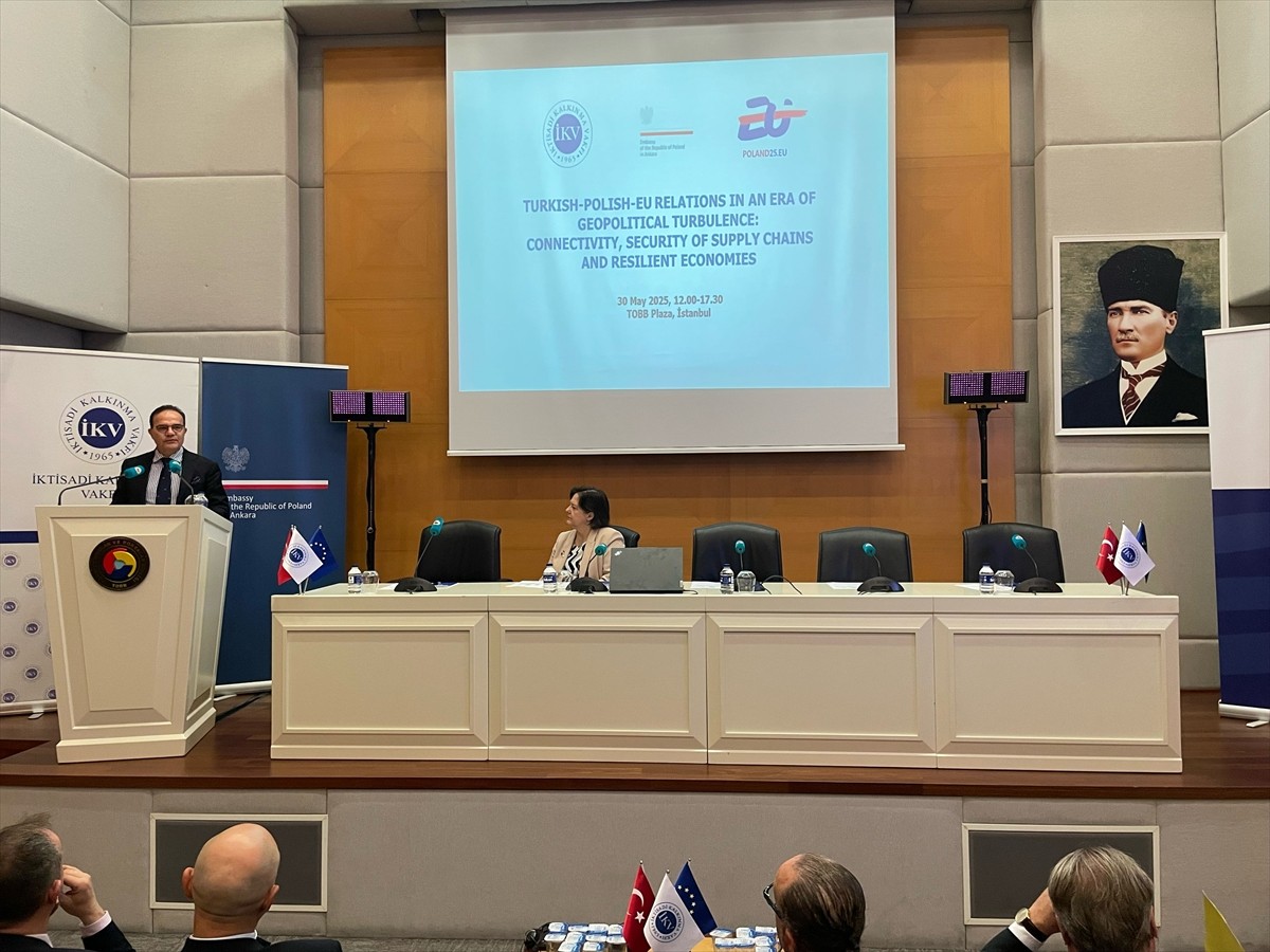  Dışişleri Bakan Yardımcısı Mehmet Kemal Bozay, İstanbul'da düzenlenen "Jeopolitik Çalkantı...