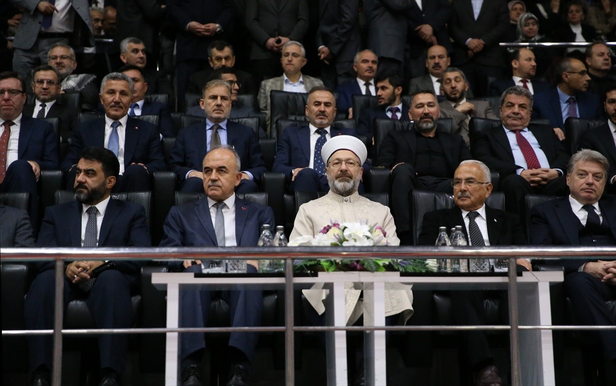 Diyanet İşleri Başkanı Ali Erbaş (ortada), Recep Kara Spor Salonu'nda Ordu Müftülüğünce 452 hafız...