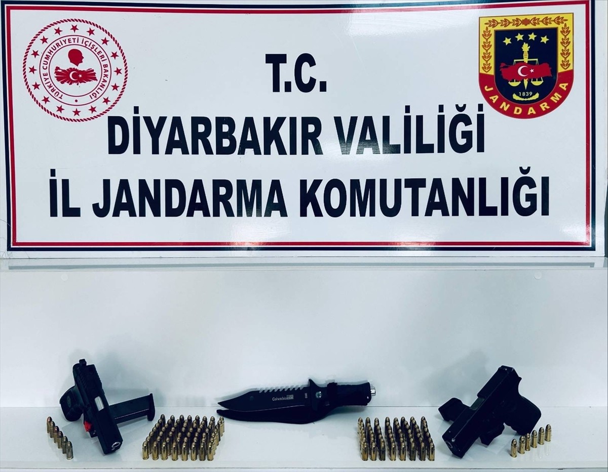  Diyarbakır'da iş yerlerini kurşunlayan ve kundaklayan 3 şüpheli gözaltına alındı. İkametlerinde...