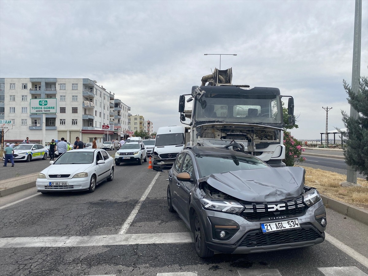 Diyarbakır'ın merkez Yenişehir ilçesinde otomobil, beton pompası ve minibüsün karıştığı kazada 11...