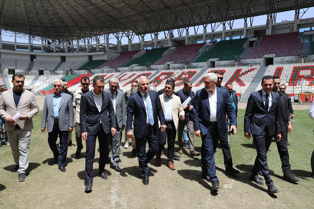 Diyarbakır Valisi Murat Zorluoğlu, beraberinde AK Parti Diyarbakır Milletvekili Mehmet Galip...