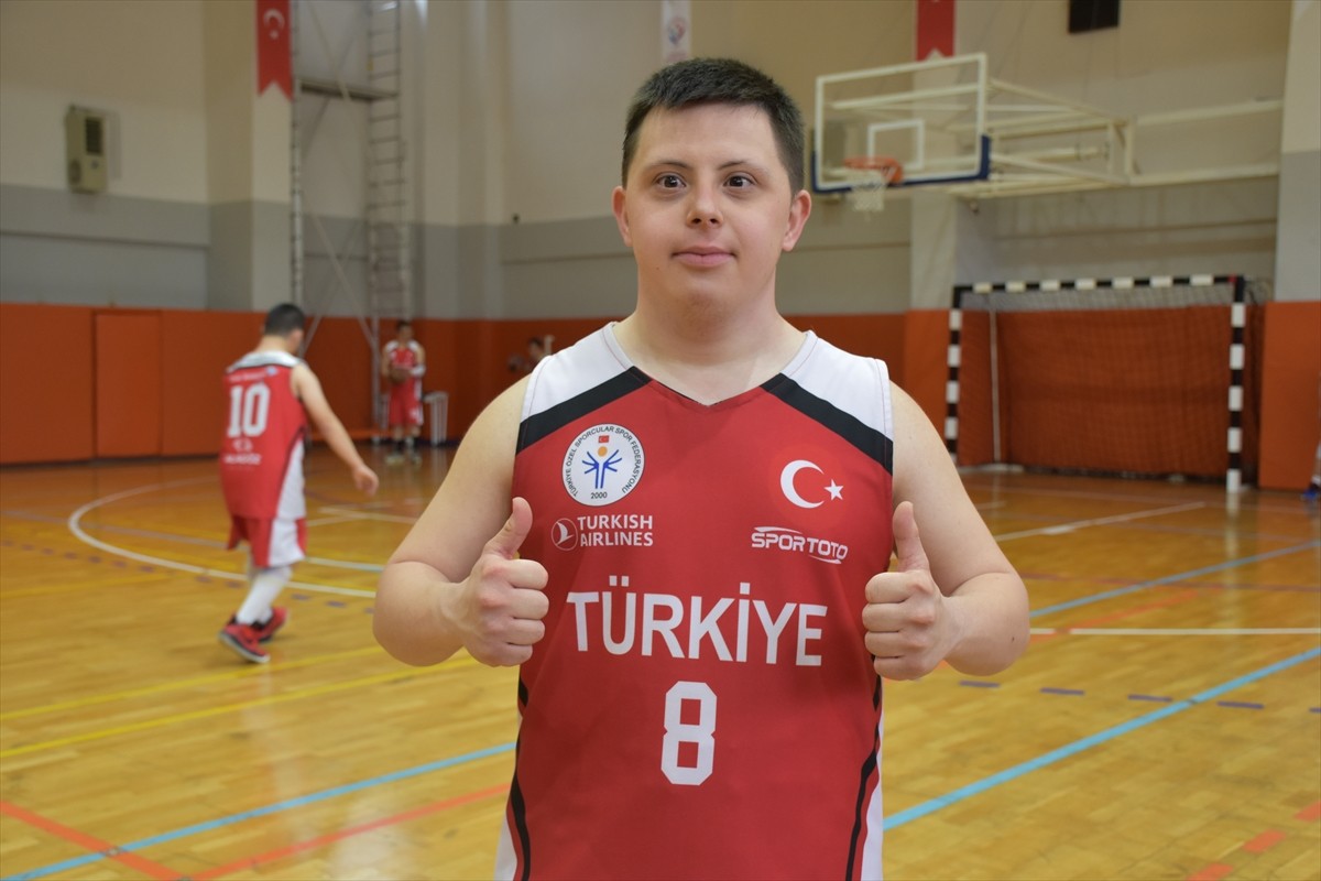 Down Sendromlular Basketbol Milli Takımı sporcusu 23 yaşındaki Eren Yılmaz, üniversiteden mezun...
