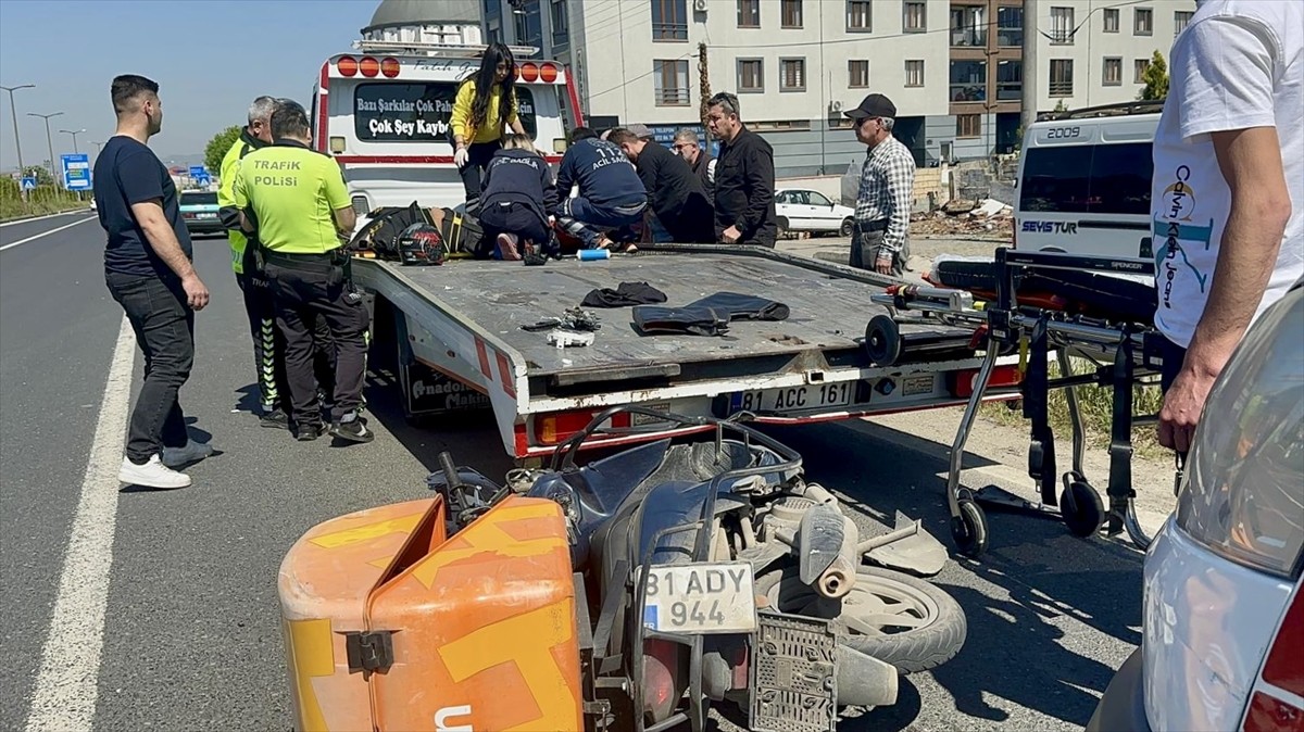 Düzce'de motosikletiyle çekiciye çarpan kurye yaralandı. Kaza yerine polis ve sağlık ekipleri sevk...