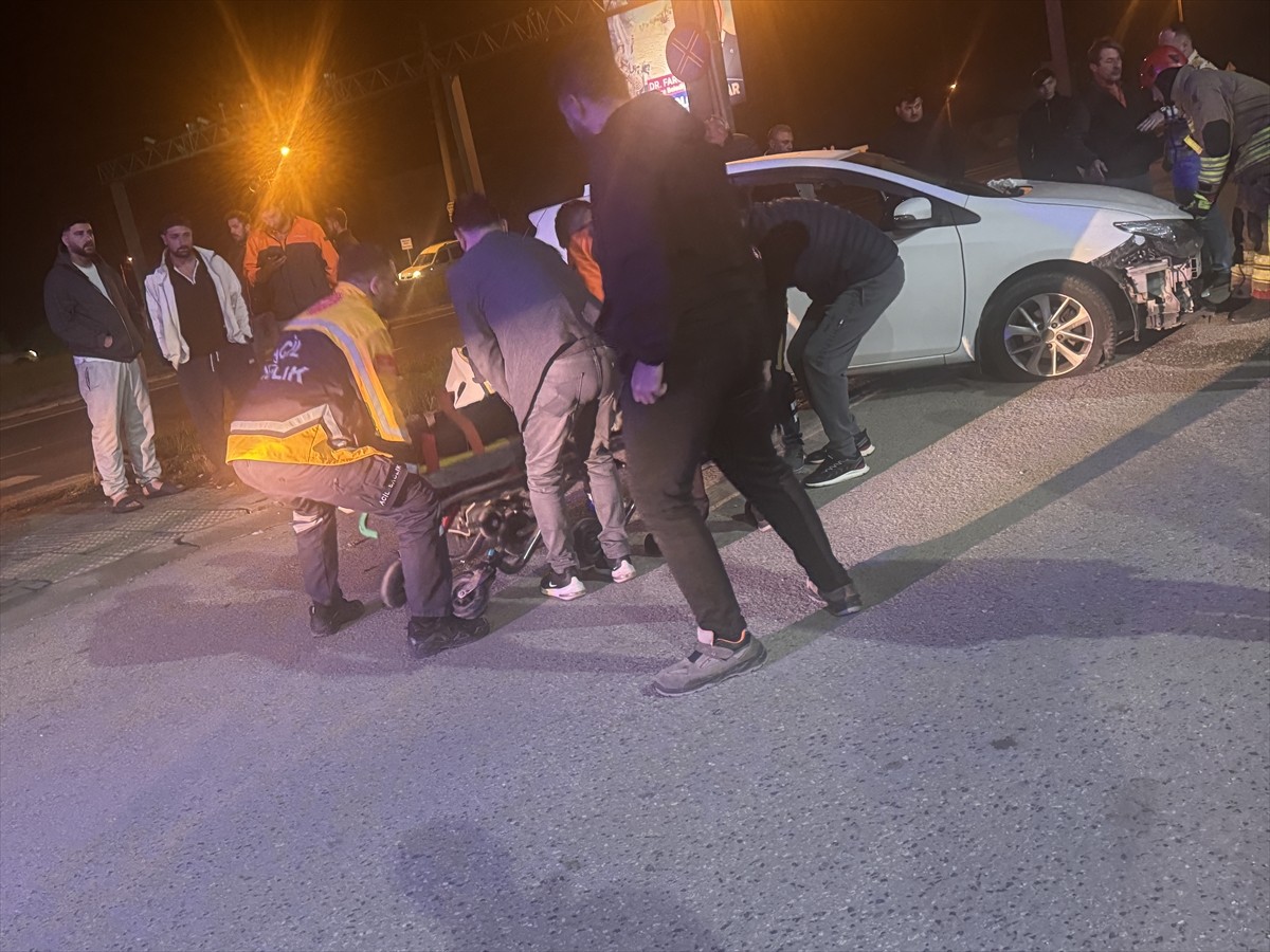 Düzce'de, pikap ile otomobilin çarpışması sonucu 2 kişi yaralandı.