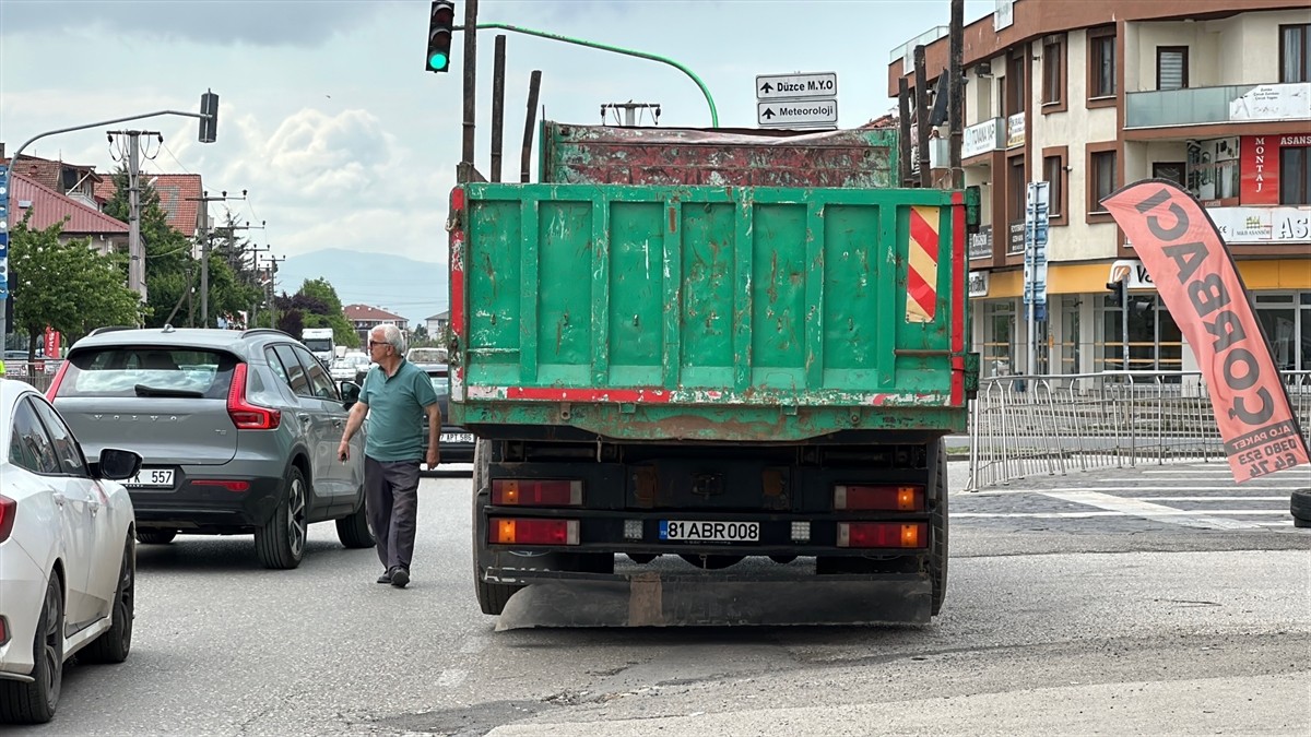 Düzce'de, seyir halindeki kamyonun açılan dorse kapağının çarptığı bisikletli yaralandı.