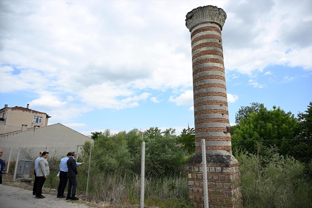 Edirne'de, Balkan Savaşları sırasında ağır hasar gören ve günümüze yalnızca yıkık minaresi ulaşan...
