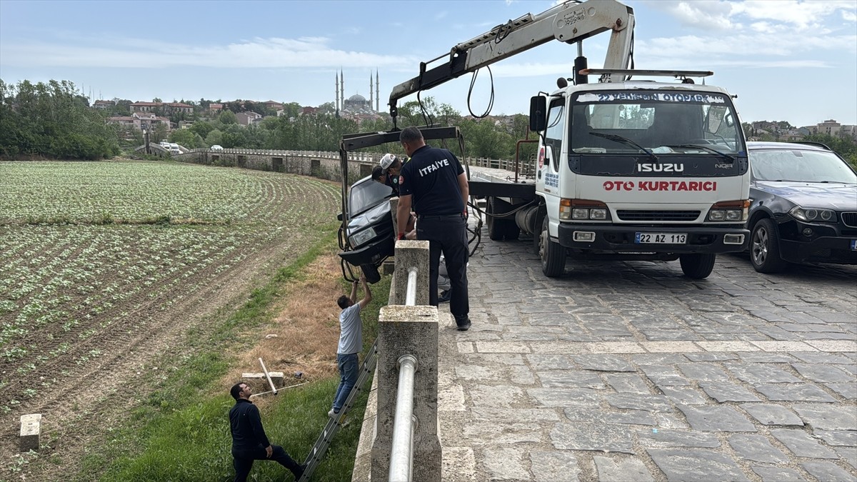 Edirne'de bir otomobilin tarihi köprünün bariyerlerine çarpması sonucu sürücü yaralandı. Köprüde...
