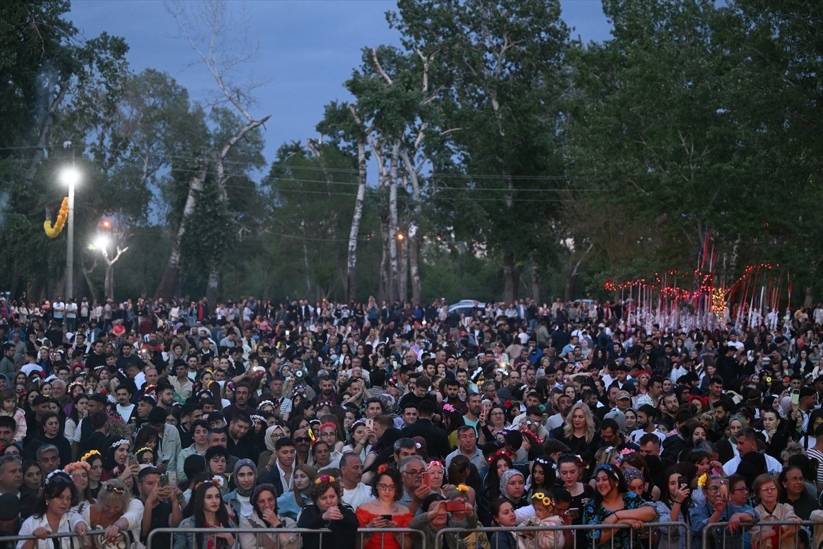 Edirne'de düzenlenen Kakava ve Hıdırellez Şenlikleri'nin 3. günü konserlerle sürdü. Konserleri çok...