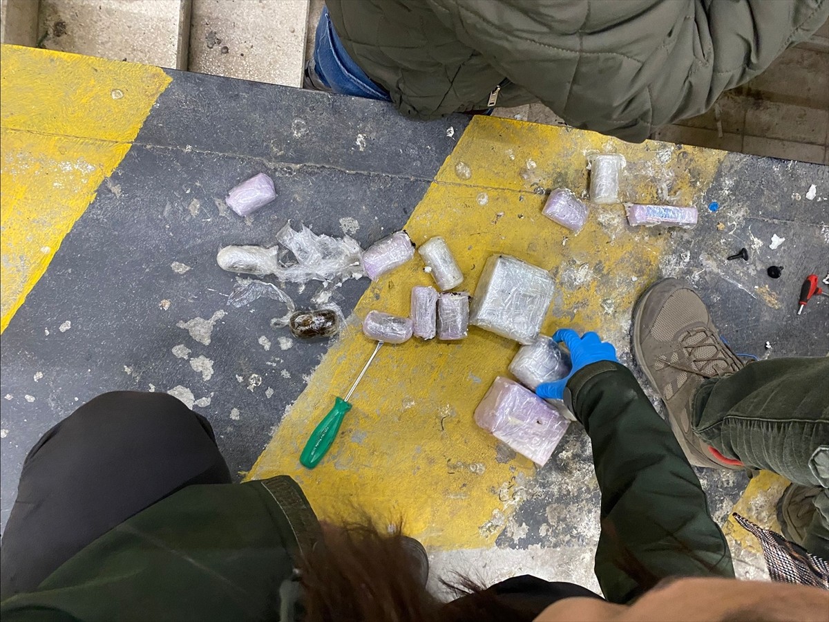 Edirne'de Hamzabeyli Sınır Kapısı'nda düzenlenen operasyonda, 50 kilo 979 gram uyuşturucu ele...