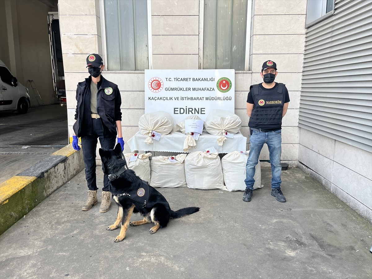 Edirne'de Kapıkule Sınır Kapısı'nda düzenlenen operasyonda 49 kilo 866 gram uyuşturucu ele...