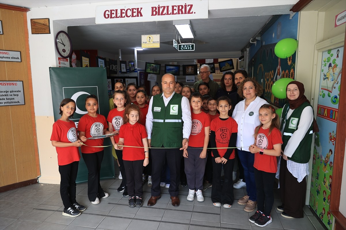 Edirne'de minikler, "Dünya Tütünsüz Günü" kapsamında düzenlenen etkinlikte ailelerinden sigarayı...