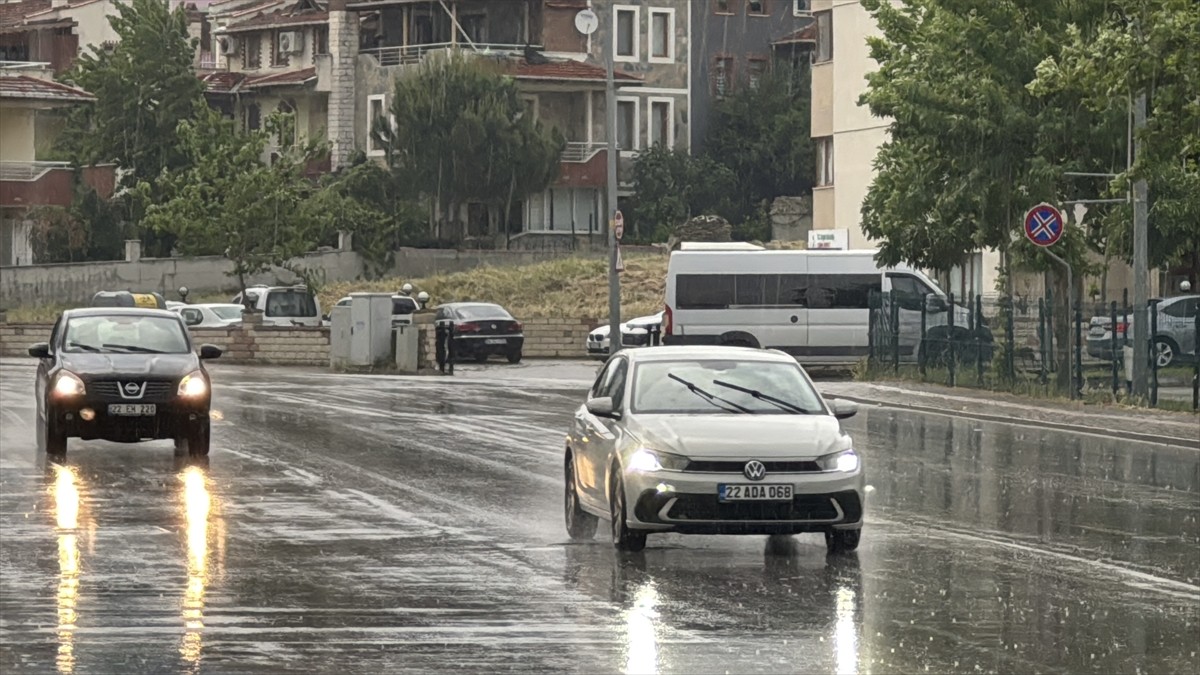 Edirne'de sağanak yaşamı olumsuz etkiledi. Kentte çiseleme şeklinde başlayan yağış etkisini...