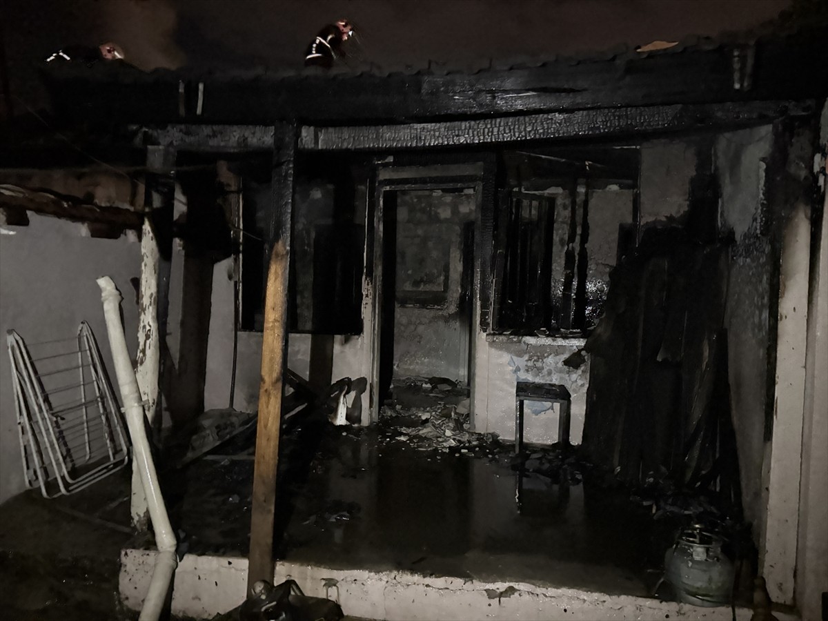 Edirne'de, tek katlı evde başlayıp yandaki 2 eve de sıçrayan yangın itfaiye ekiplerince...