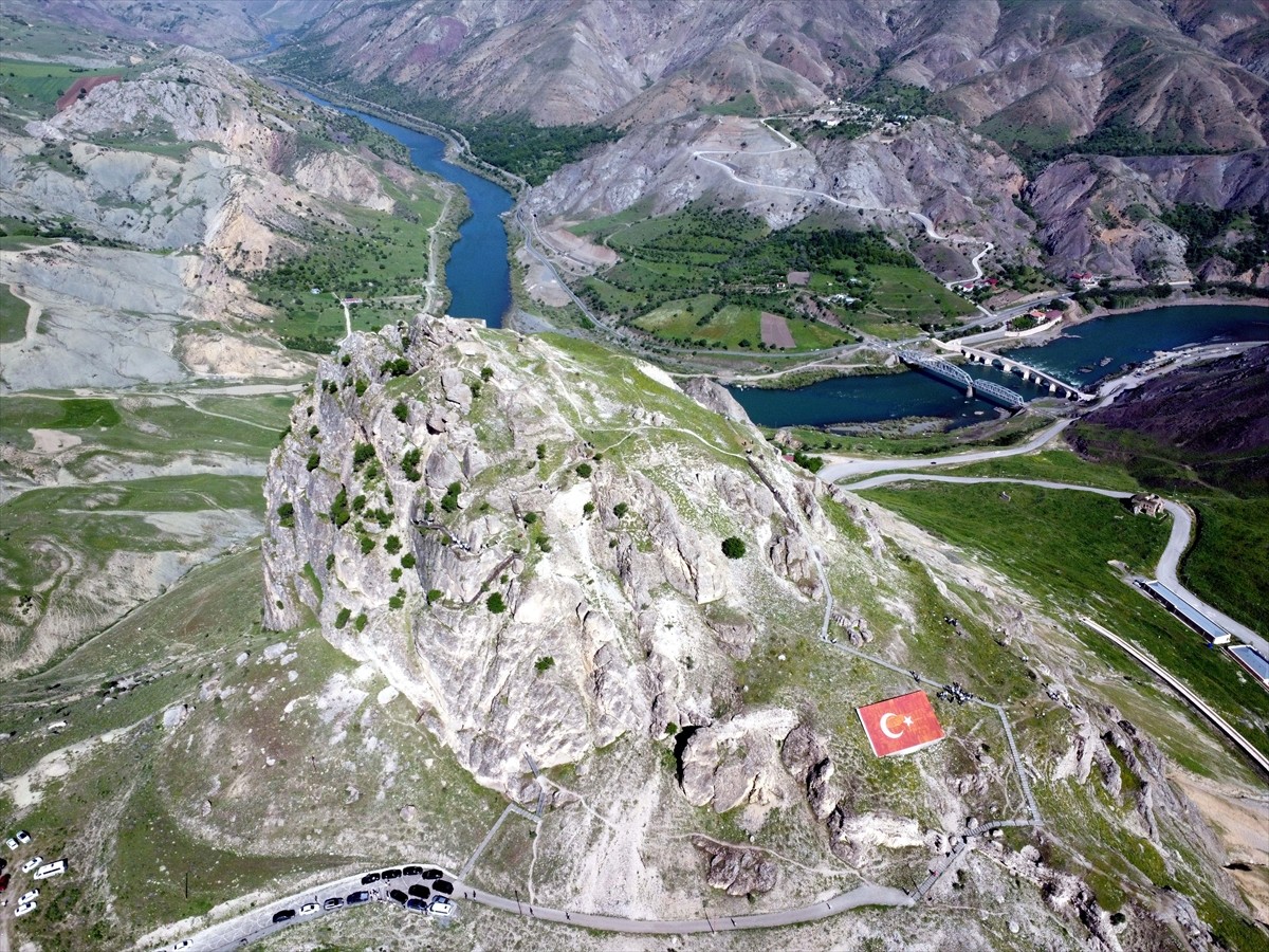  Elazığ'da, tarihi Palu Kalesi'nde arkeolojik kazı çalışmalarına başlandı.