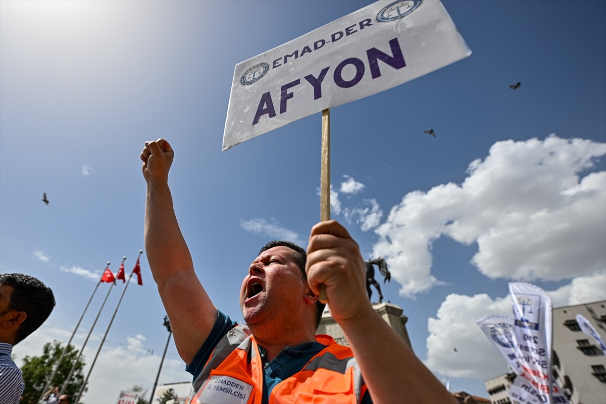 Emeklilikte Adalet Derneği (EMADDER) "kademeli emeklilik" hakkı talebiyle Ankara'da basın...
