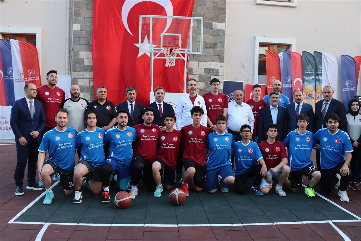 Enerji ve Tabii Kaynaklar Bakanı Alparslan Bayraktar, Erzincan'da gençlerle basketbol maçı...