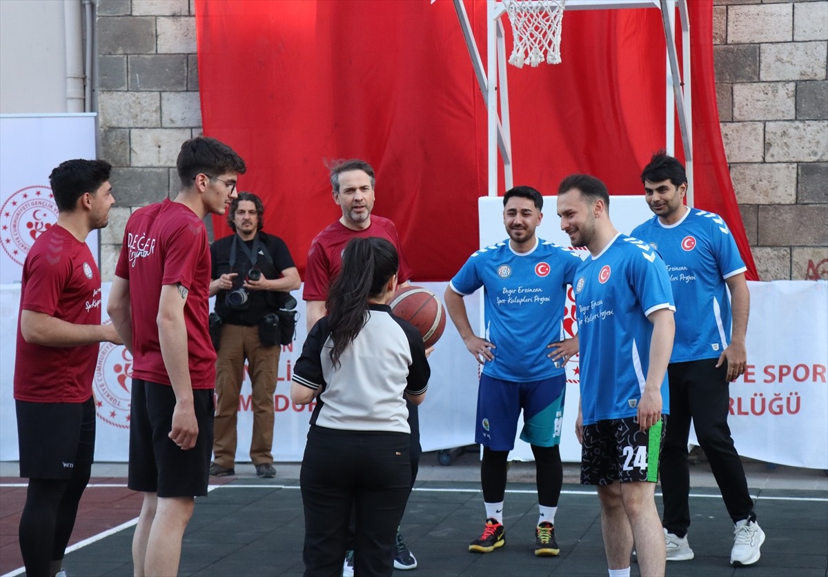Enerji ve Tabii Kaynaklar Bakanı Alparslan Bayraktar, Erzincan'da gençlerle basketbol maçı...