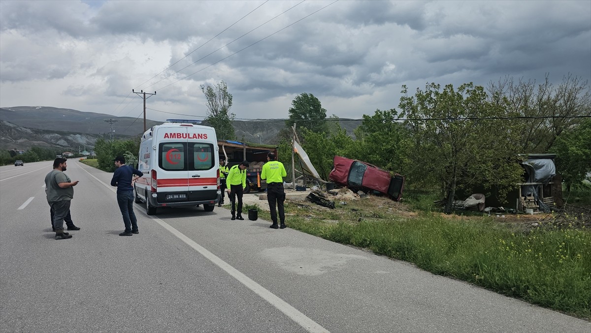 Erzincan'da elektrik direğine çarptıktan sonra bahçeye devrilen otomobilin sürücüsü ağır...