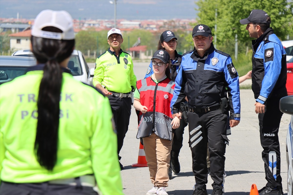 Erzincan'da Milli İrade Özel Eğitim Uygulama Okulu'nda eğitim gören öğrencilerin polis olma hayali...