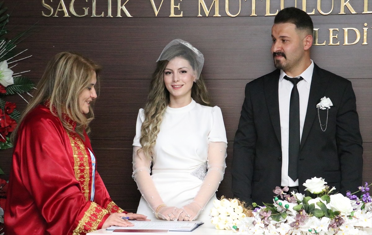 Erzurum'da, çiftlerin evlenmek için 25 Mayıs 2025'i tercih etmesi nikah dairelerinde yoğunluk...