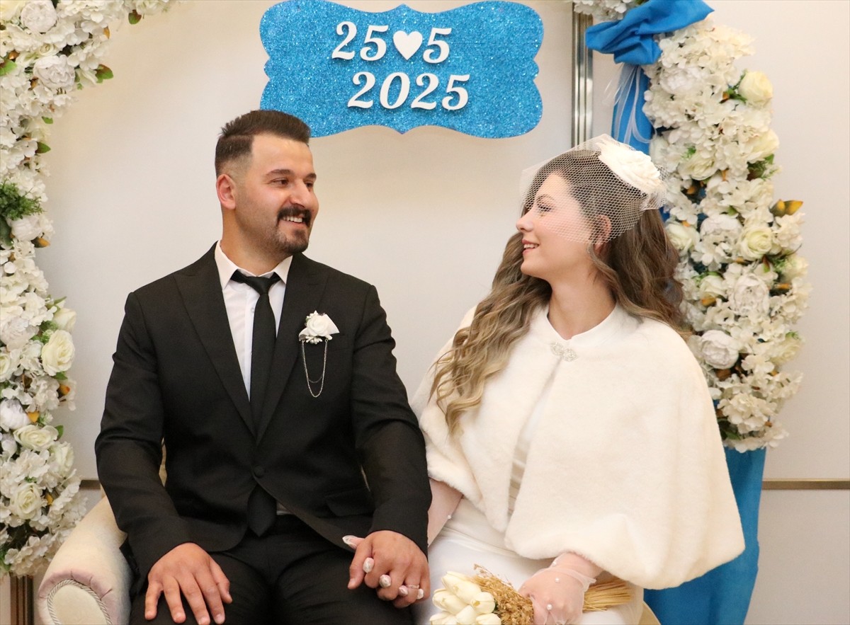 Erzurum'da, çiftlerin evlenmek için 25 Mayıs 2025'i tercih etmesi nikah dairelerinde yoğunluk...