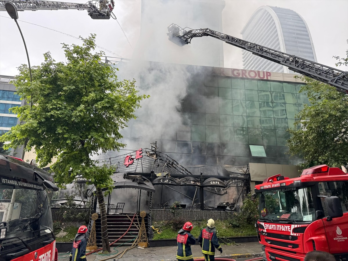 Esenyurt'ta bir binada çıkan yangına itfaiye ekipleri müdahale ediyor.
