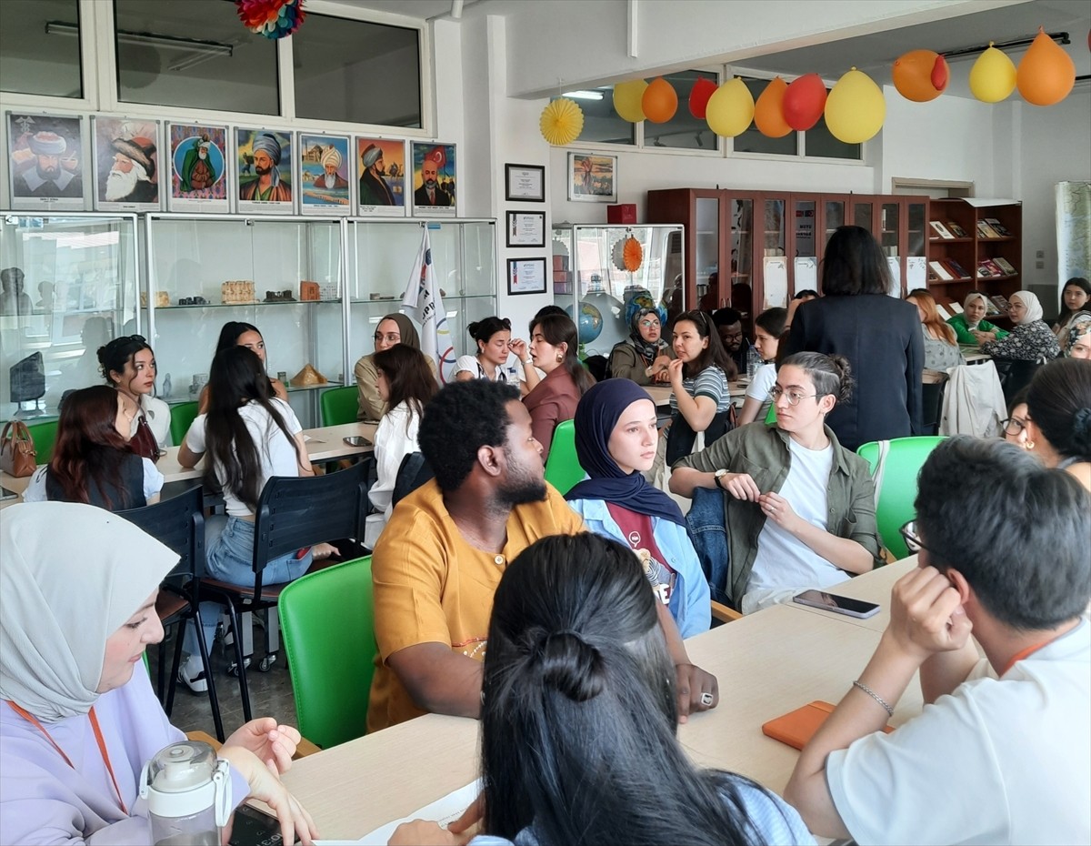 Eskişehir'de, farklı ülkelerden öğrencileri bir araya getirmeyi amaçlayan Süreyya Eğitim Kültür ve...