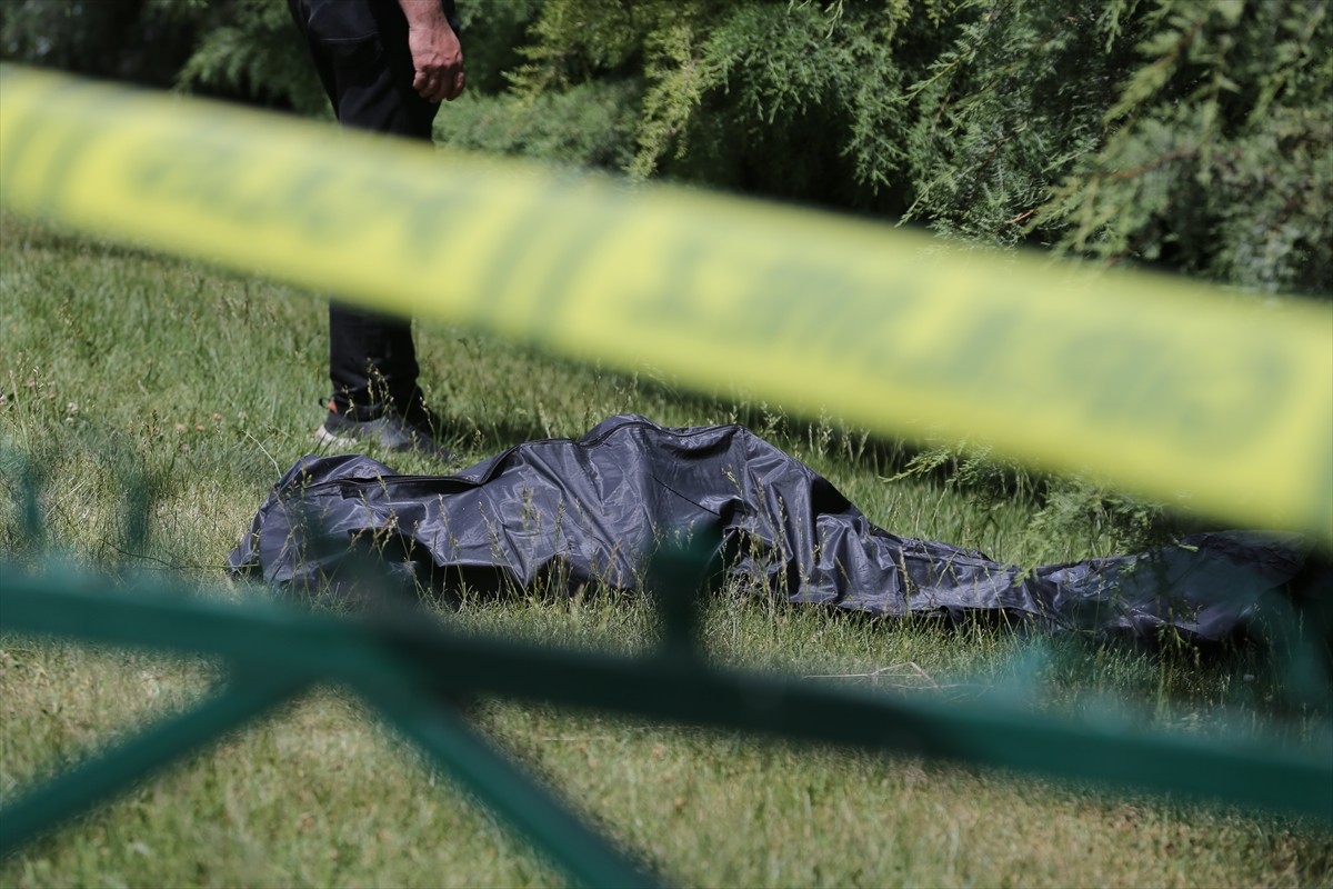 Eskişehir'de kent merkezinden geçen Porsuk Çayı'nda erkek cesedi bulundu. Bölgeye sevk edilen...