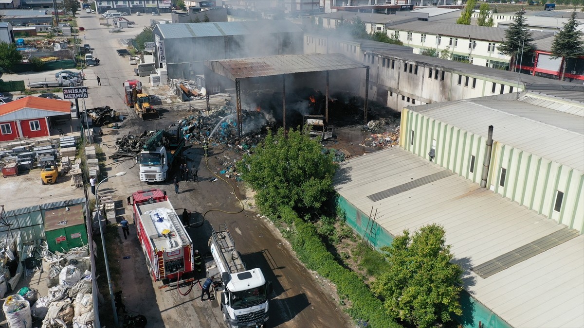 Eskişehir'in Odunpazarı ilçesinde bir geri dönüşüm tesisinde çıkan yangın, itfaiye ekiplerince...