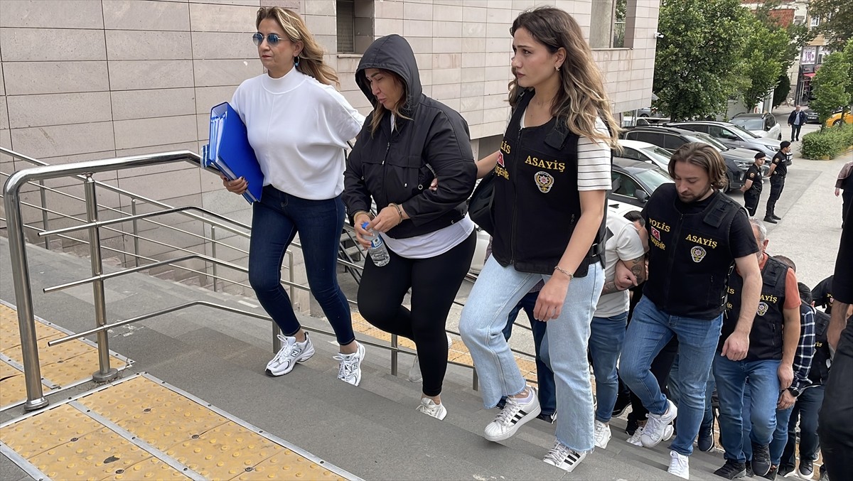 Eskişehir merkezli 3 ilde düzenlenen fuhuş operasyonunda 7 şüpheli gözaltına alındı.