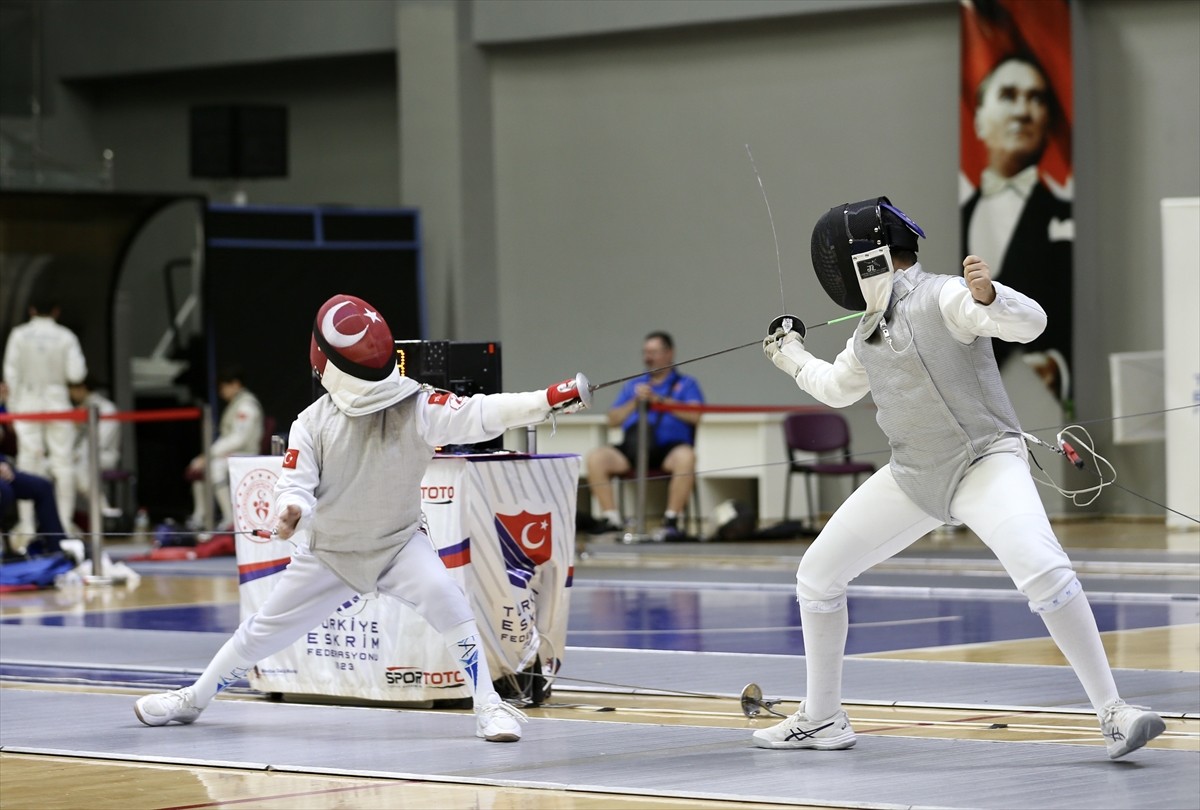 Eskrimde alt yaş gruplarında Flöre Türkiye Şampiyonası, Muğla'nın Fethiye ilçesinde başladı....
