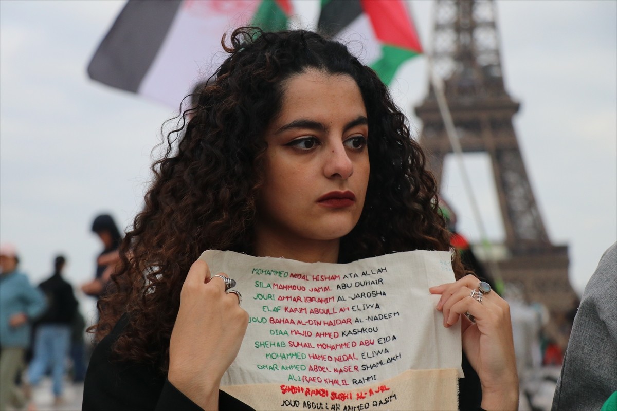 Filistin destekçileri, Fransa’nın başkenti Paris’te ise Eyfel Kulesi’ne yakın Trocadero...