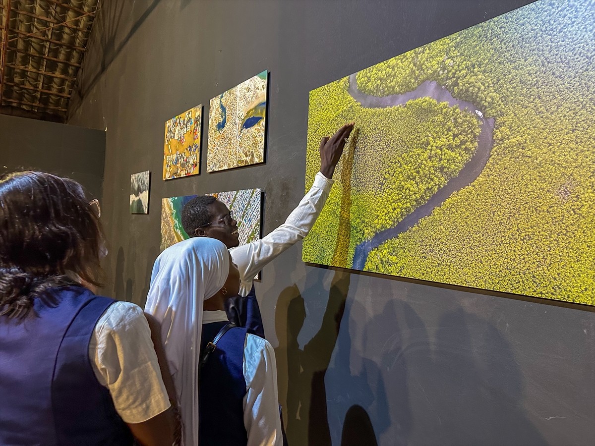 Foto muhabiri Cem Özdel, "Saint-Louis Fotoğraf Müzesinde (MUPHO)" fotoğraf sergisi açtı. Özdel'in...