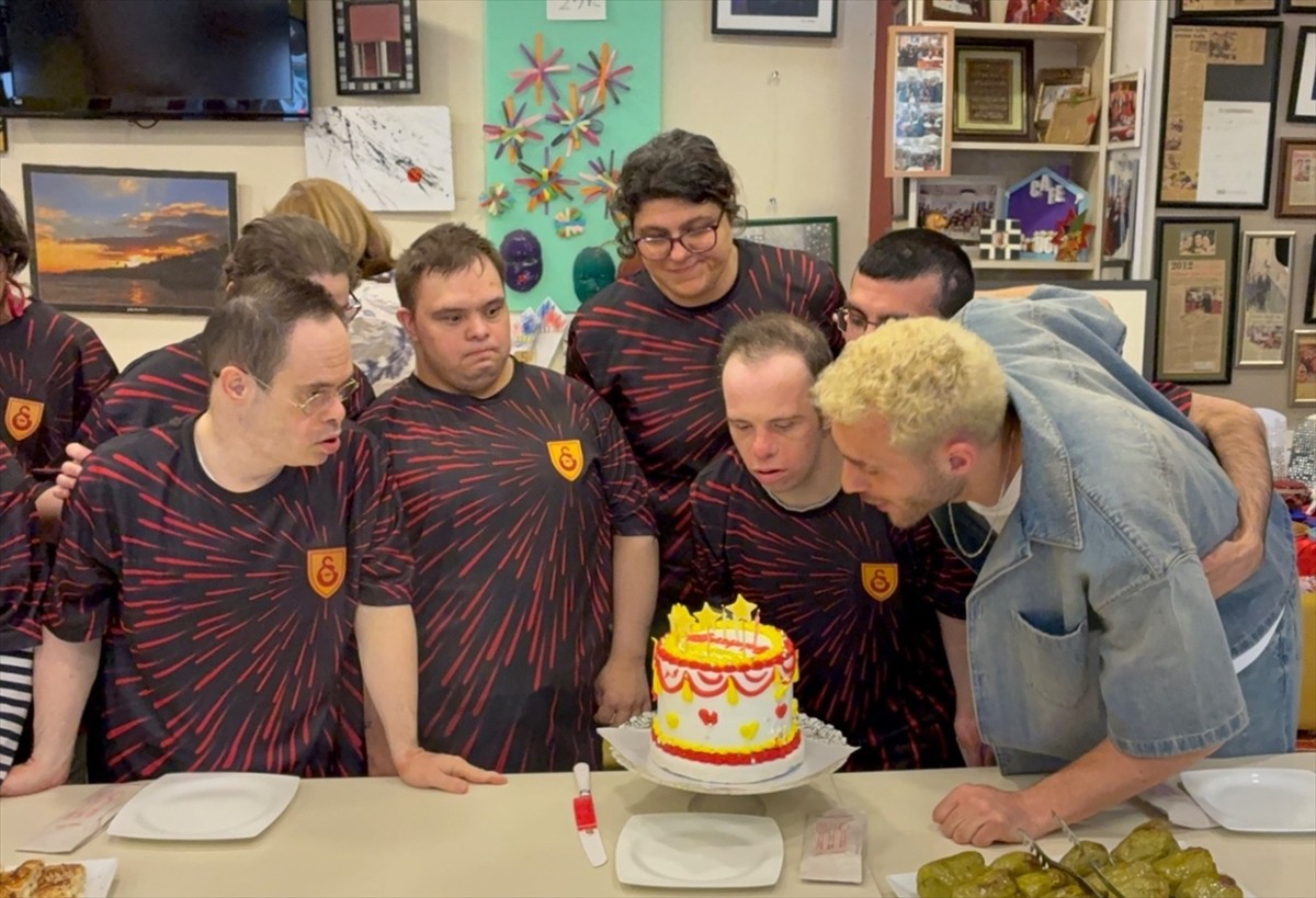 Galatasaray'ın milli futbolcusu Barış Alper Yılmaz, Şişli'de bulunan Down Cafe'ye destekte...