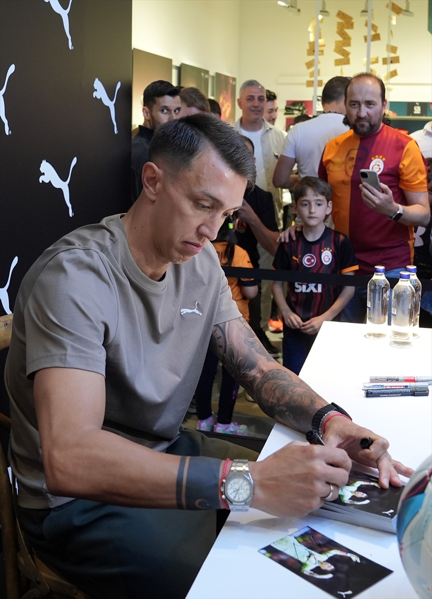 Galatasaray'ın Uruguaylı file bekçisi Fernando Muslera, sarı-kırmızılı taraftarlarla İstinye...