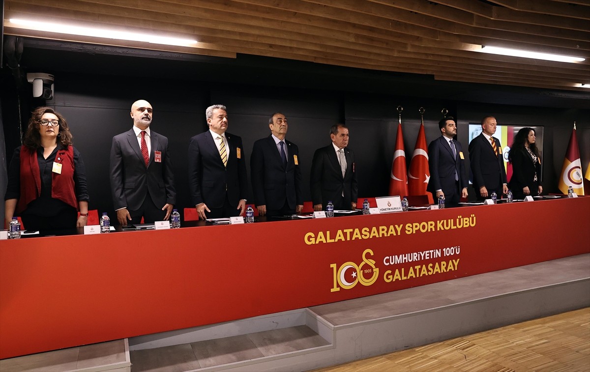 Galatasaray Kulübü Başkanı Dursun Özbek (sol 5), Ali Sami Yen Spor Kompleksi RAMS Park'taki Özhan...