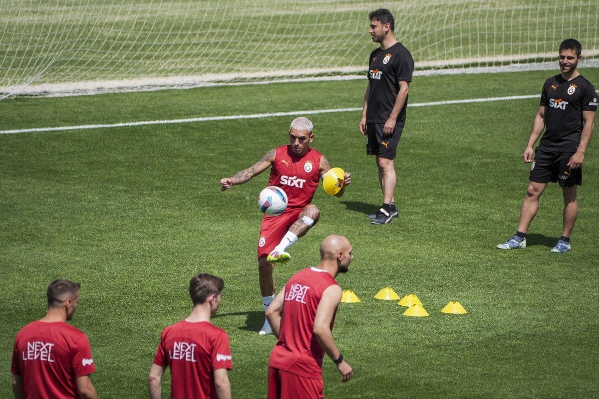 Galatasaray, Trendyol Süper Lig'in 37. haftasında Göztepe ile yapacağı maçın hazırlıklarını...