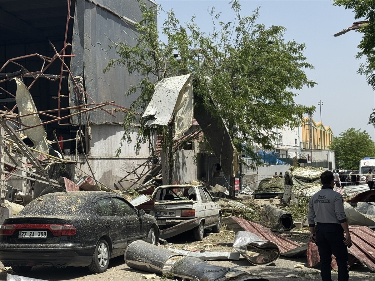 Gaziantep'te bir halı fabrikasının buhar kazanında meydana gelen patlama sonucu 7 işçi yaralandı....