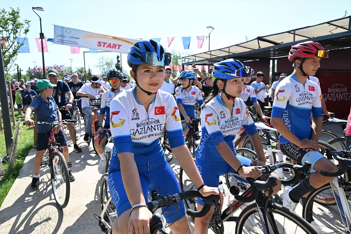 Gaziantep Büyükşehir Belediyesince düzenlenen Bisiklet Festivali'nde, farklı yaş gruplarından...