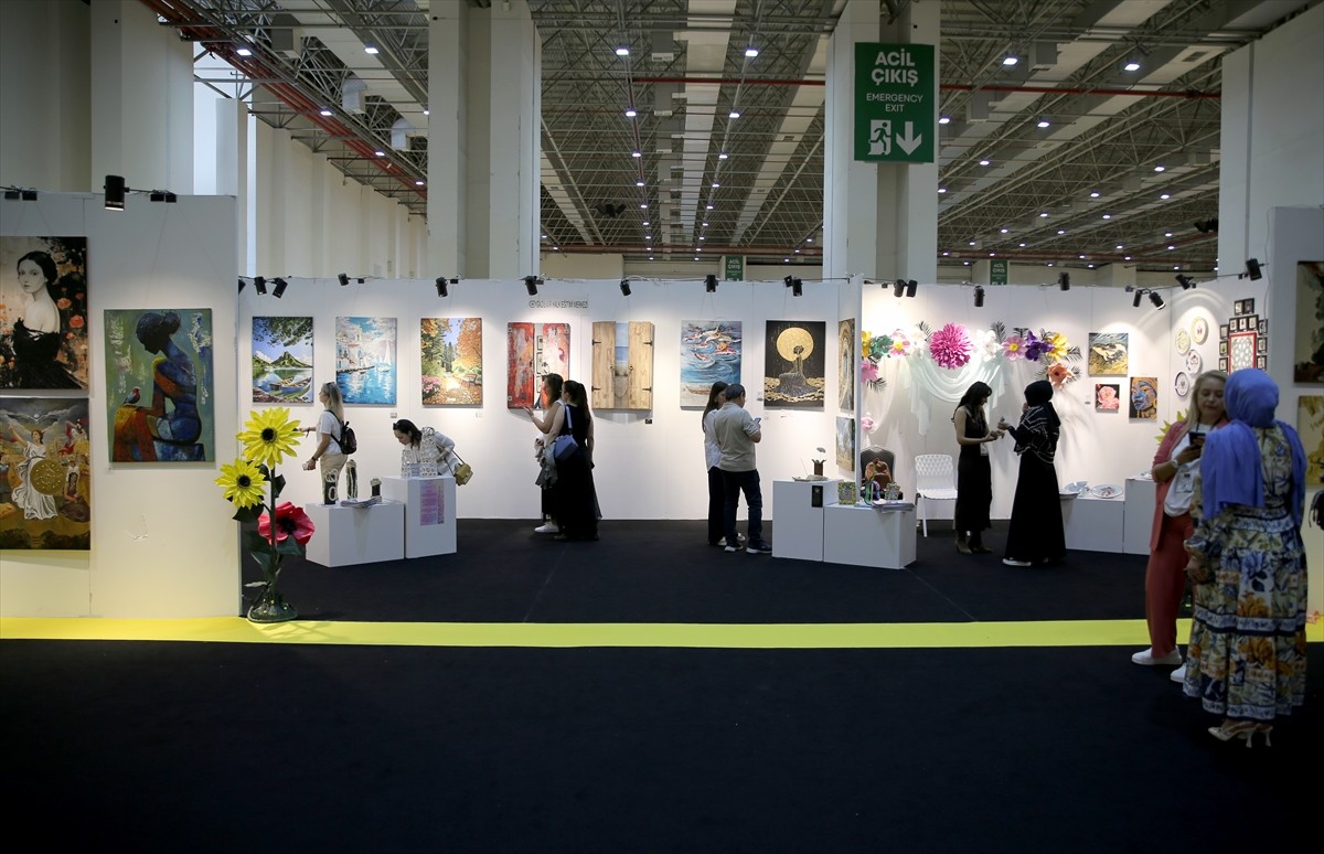 Gaziemir Halk Eğitimi Merkezi, 2. Uluslararası İzmir Sanat ve Antika Fuarı'nda açtığı serginin...