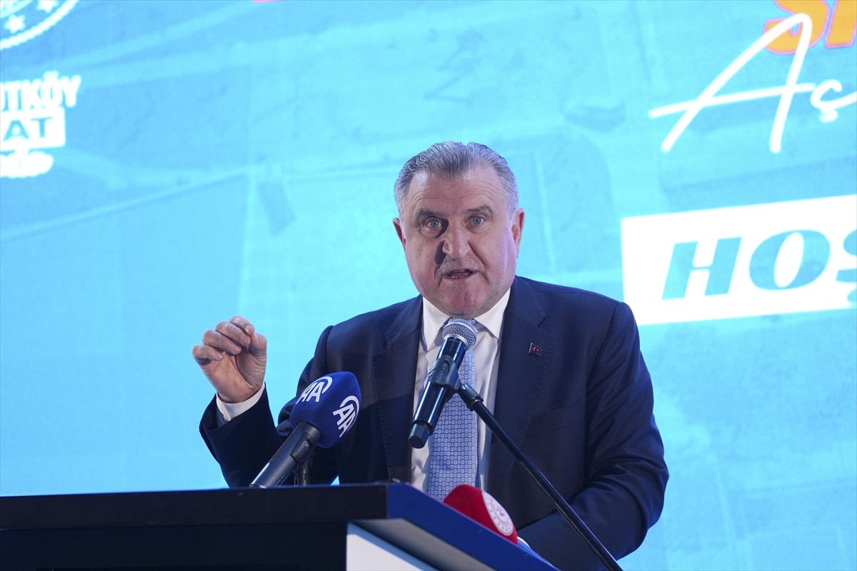 Gençlik ve Spor Bakanı Osman Aşkın Bak, İstanbul'un Arnavutköy ilçesindeki iki kapalı yüzme...