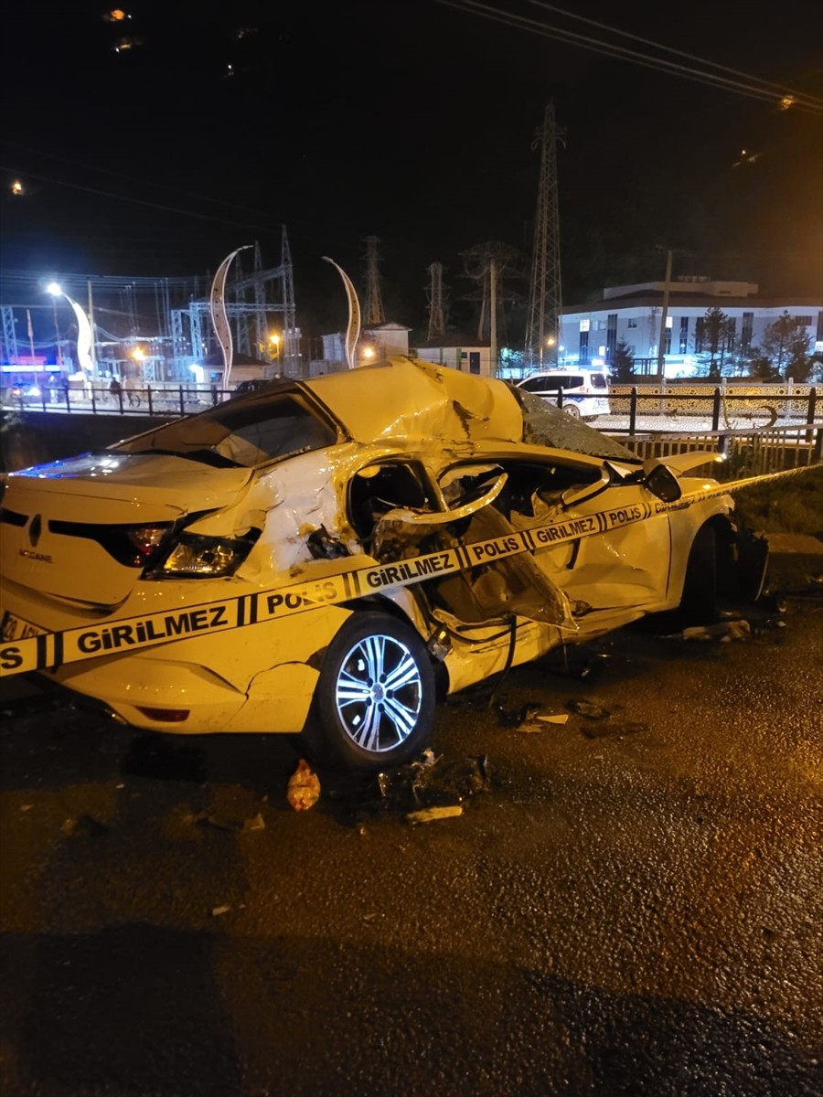 Giresun'un Doğankent ilçesinde meydana gelen trafik kazasında 2 kişi öldü, 2 kişi yaralandı.