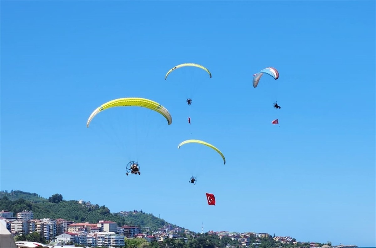 Giresun sahilinden havalanan paramotor kalkıştan kısa süre sonra denize düştü. Türkiye Hava...