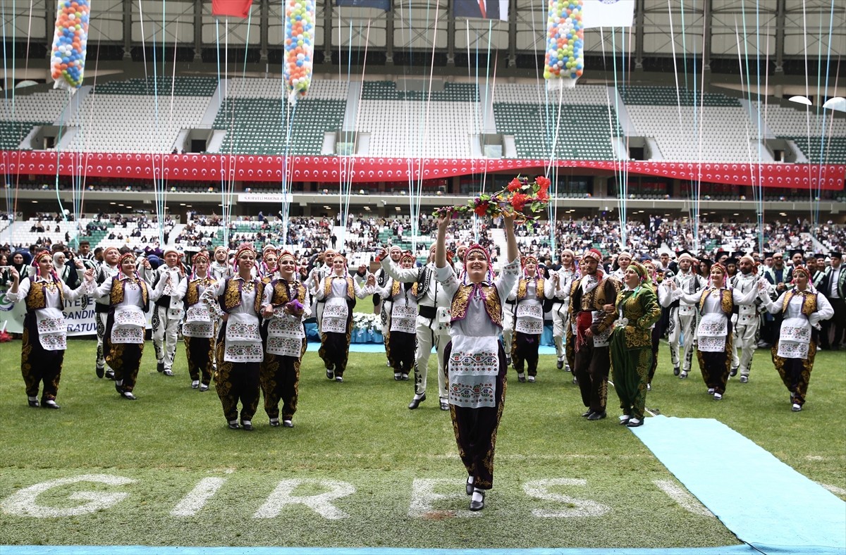 Giresun Üniversitesi'nde (GRÜ) düzenlenen törenle 5 bin 500 öğrenci mezun oldu. Çotanak Spor...