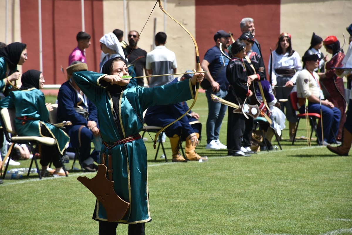 Gümüşhane'de iki gün sürecek Geleneksel Türk Okçuluğu grup müsabakalarında 400 sporcu mücadele...