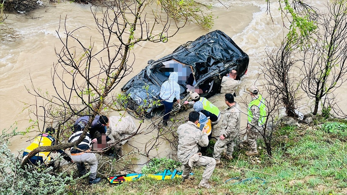 Gümüşhane'nin Kelkit ilçesinde hafif ticari aracın dere yatağına devrildiği kazada 1 çocuk öldü, 4...