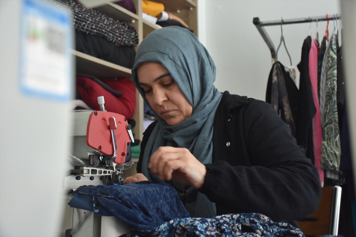 Gümüşhane'nin Torul ilçesinde düzenlenen kursta terziliği öğrenen kadın, açtığı atölyede çalışarak...