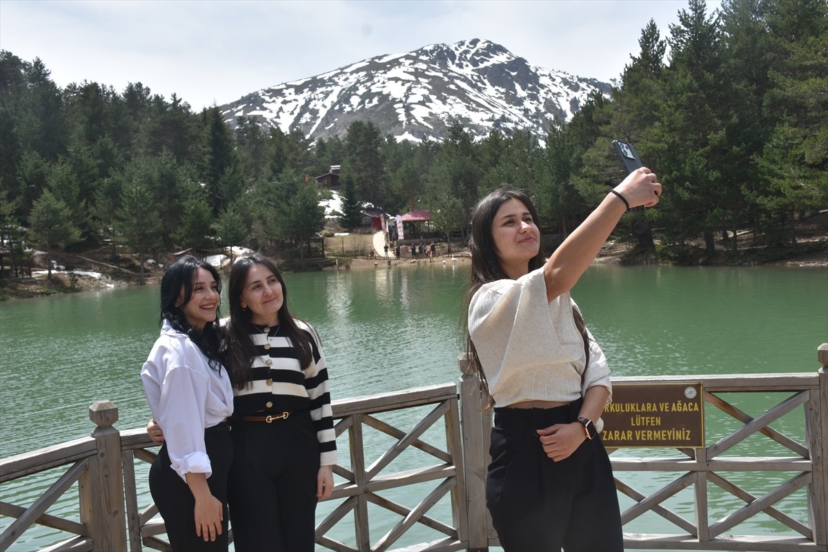  Gümüşhane'nin Torul ilçesindeki Limni Gölü Tabiat Parkı, havanın ısınmasıyla yerli ve yabancı...